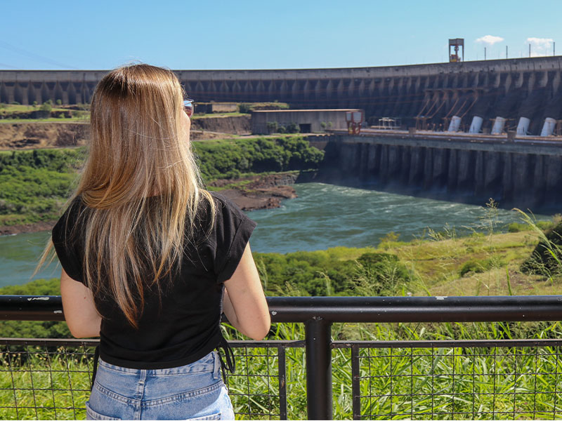 passeio na itaipu para mulheres
